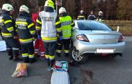 Verkehrsunfall mit eingeklemmter Person in Hirtenfeld